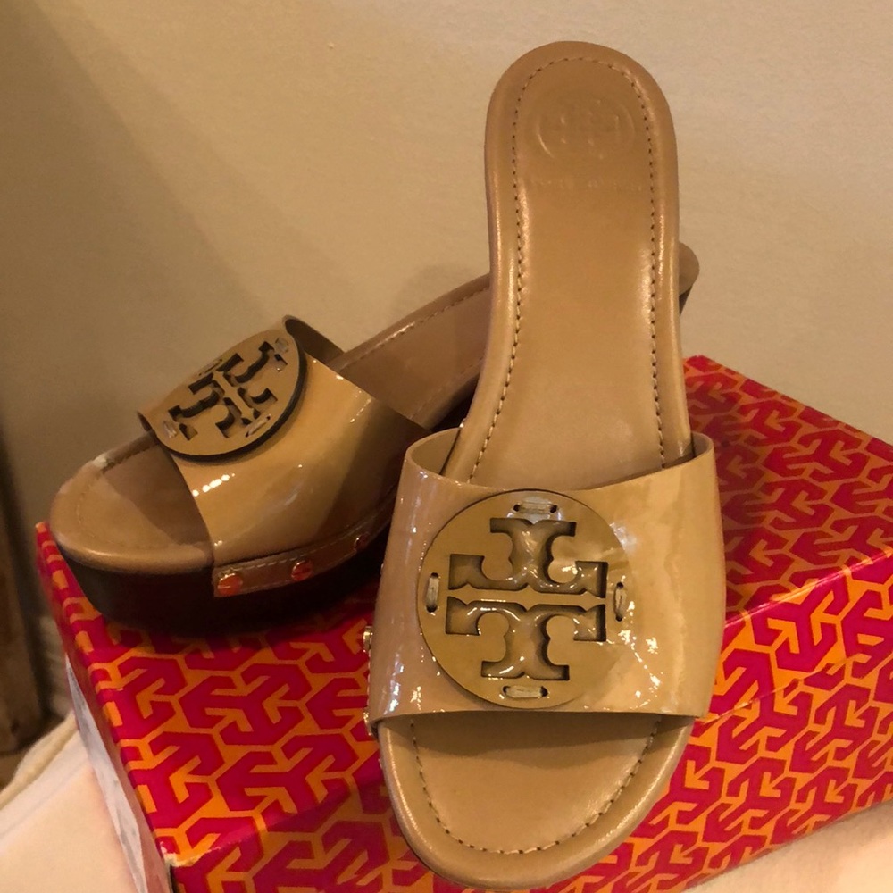 Tory Burch sand wedges size 8